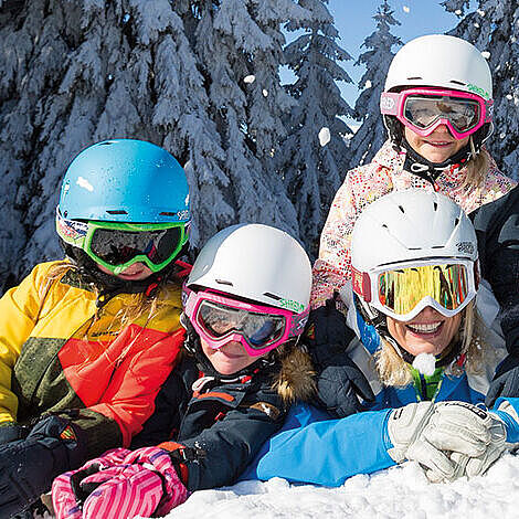 Skikurs für Kinder 4 - 5 Jahre Reit im Winkl Kinder beim Skiunterricht in einer Minigruppe